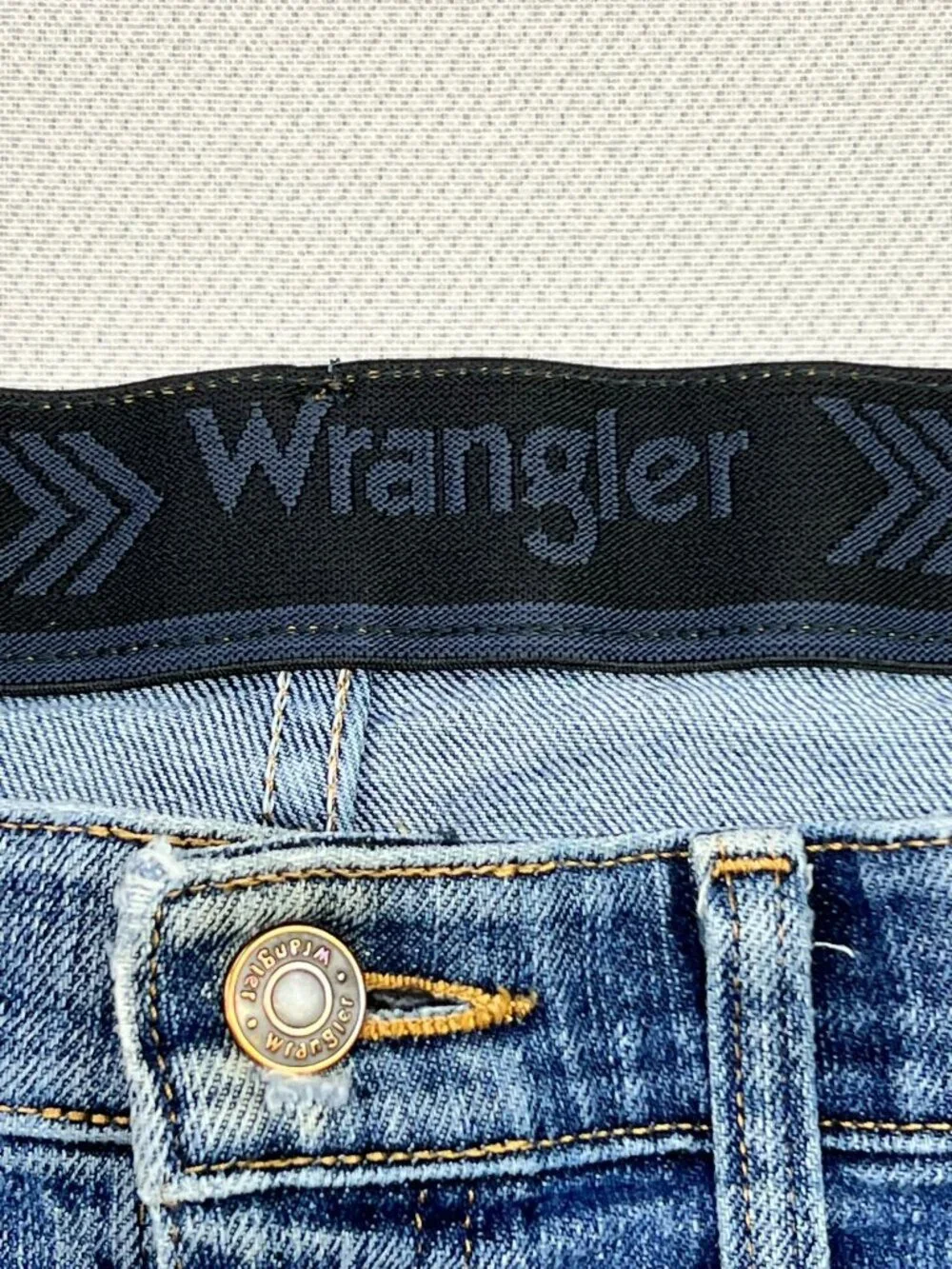 Wrangler Men's Regular Fit Straight Leg Jeans Stretch Denim 44x29 Blue Mid Wash